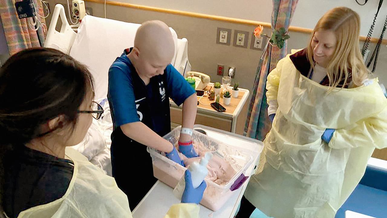 El American Cancer Society dice que este tipo de enfermedad se inicia en la médula ósea (la parte blanda del interior de ciertos huesos, donde se producen las nuevas células sanguíneas), pero con frecuencia pasa rápidamente a la sangre. Algunas veces se propaga a otras partes del cuerpo, incluyendo el cerebro y la médula espinal.