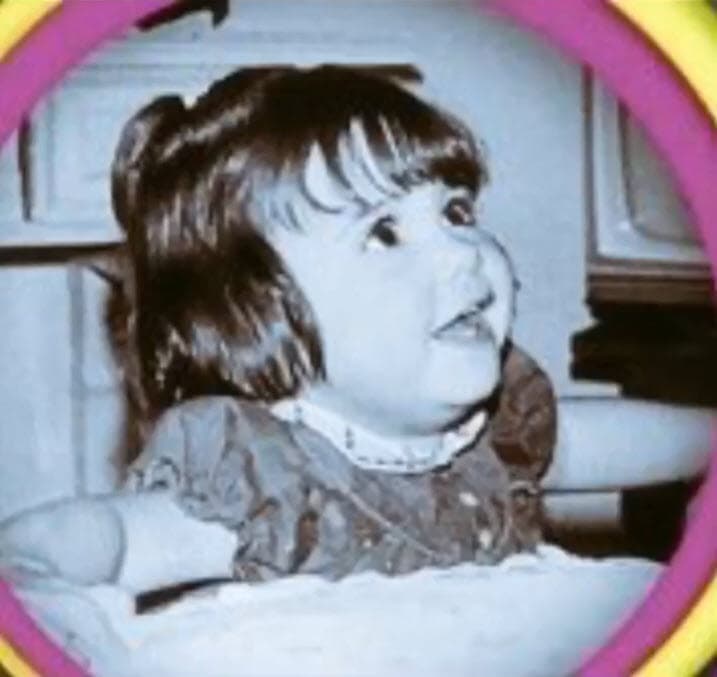 "Hubo un año en que
<b> Santa hizo una casa de madera </b>con sus propias manos", relató Andrea Legarreta, "le puso alfombra, cortinas, la amuebló, fue de tres pisos, ¡era una belleza!". 
<br>