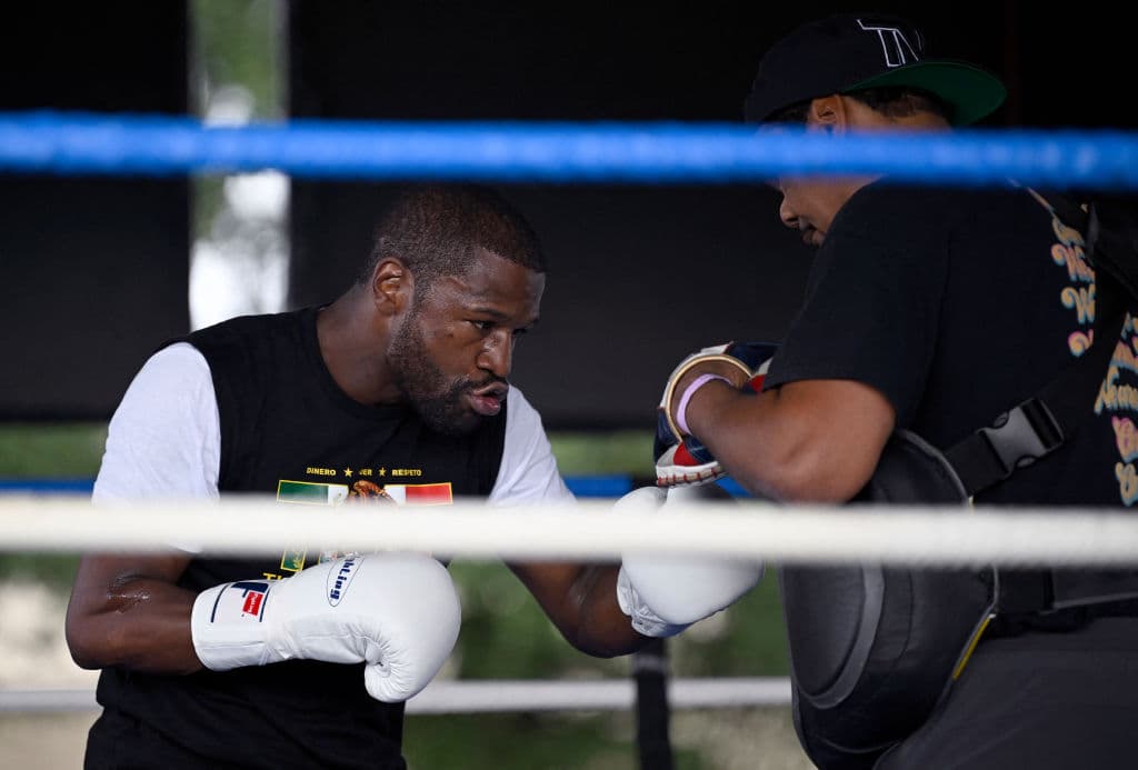 Afición mexicana abuchea a Mayweather en entrenamiento y hasta vitorea a Canelo