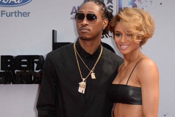 Ciara reveló en un programa de televisión que está esperando su primer hijo, fruto de su romance con el rapero Future. Aquí los videos más chismosos.