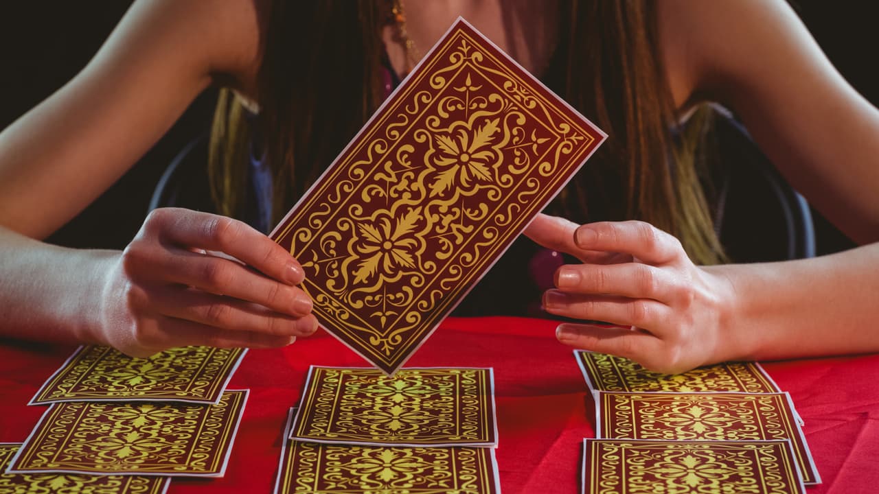 Las cartas pueden tirarse para uno mismo o para otra persona. Si la lectura es para ti, hay que procurar ser muy receptivo y objetivo a los consejos que el tarot te ofrece. Todos quisiéramos que salgan puras cosas buenas, pero hay que ser críticos.