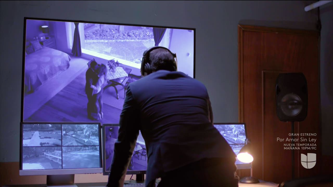 El exnovio de Lucía no solamente los escuchaba, también los veía a través de las cámaras.