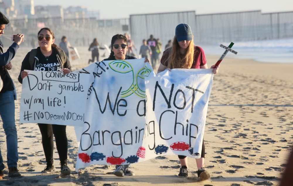 "No somos moneda de cambio", "No juegen con mi vida", eran algunas consignas de la protesta en la frontera Tijuana-San Diego.