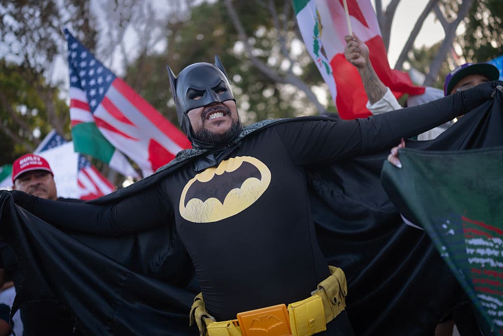 Cientos de personas se congregaron este martes cerca de la alcaldía de la ciudad de
<b>Pico Rivera, al sureste del condado de Los Ángeles, California</b>, para expresar su repudio a las
<b><a href="https://www.univision.com/local/los-angeles-kmex/fbi-busca-a-hombre-con-jersey-de-nopaleros-de-zacatecas-por-agresion-en-las-protestas-en-la-fotos" target="_blank">redadas del Servicio de Control de Inmigración y Aduanas (ICE)</a></b>.