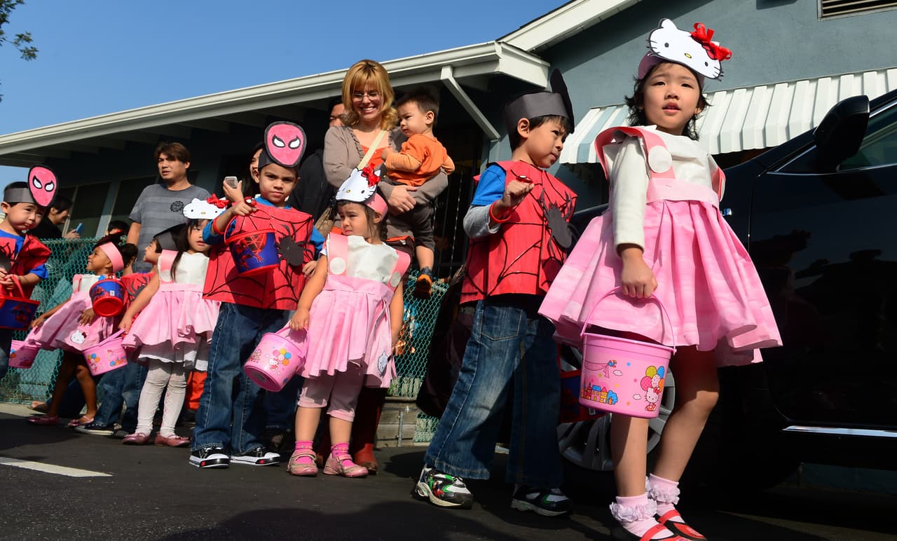 Revisa que el disfraz 
<b>no tenga telas sueltas o hilos que puedan representar un riesgo de estrangulamiento</b> en niños pequeños. También que 
<b>la etiqueta aclare que la tela no es inflamable</b>. En caso de que haya accesorios como espadas o bastones, estos no pueden ser muy largos o afilados, pues podrían generar heridas graves en el niño si se tropieza.