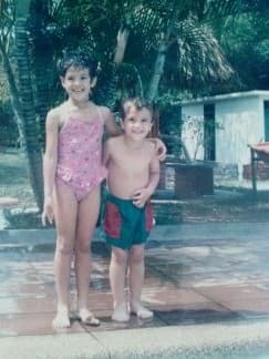 Para Carolina no hay amor más sincero y puro que el de la familia. Las risas nunca faltaron en su infancia.