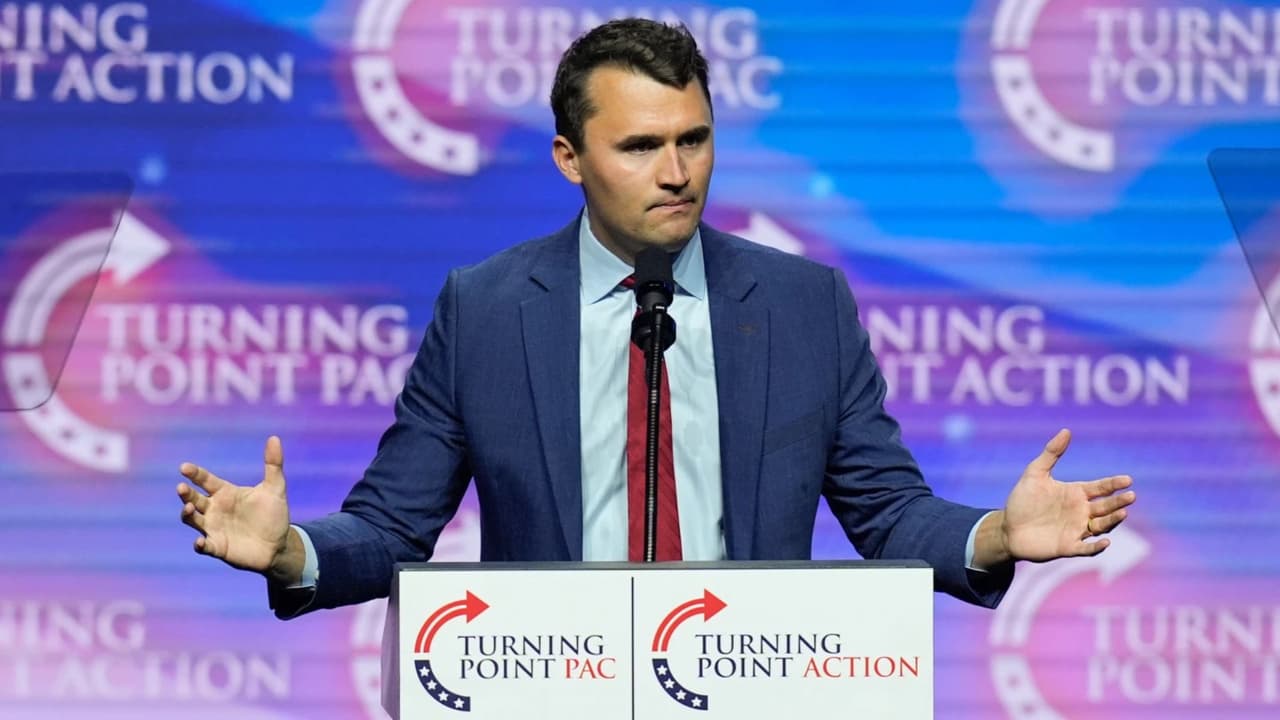 Maestros demandan a Texas por represalias y despidos ante críticas a Charlie Kirk
