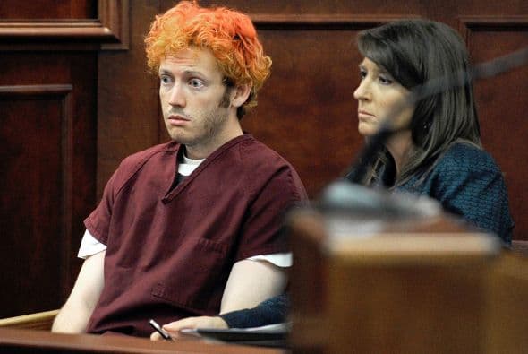 20 de julio. En Aurora, Colorado, un hombre ingresa a una sala de cine y dispara, matando a 12 personas e hiriendo a 59. La tragedia ocurrió durante el estreno de la película Batman, The Dark Knight Rises, en el cine Century 16. El pistolero, James Holmes (24), que fue detenido por las autoridades, llegó vestido como El Guasón.