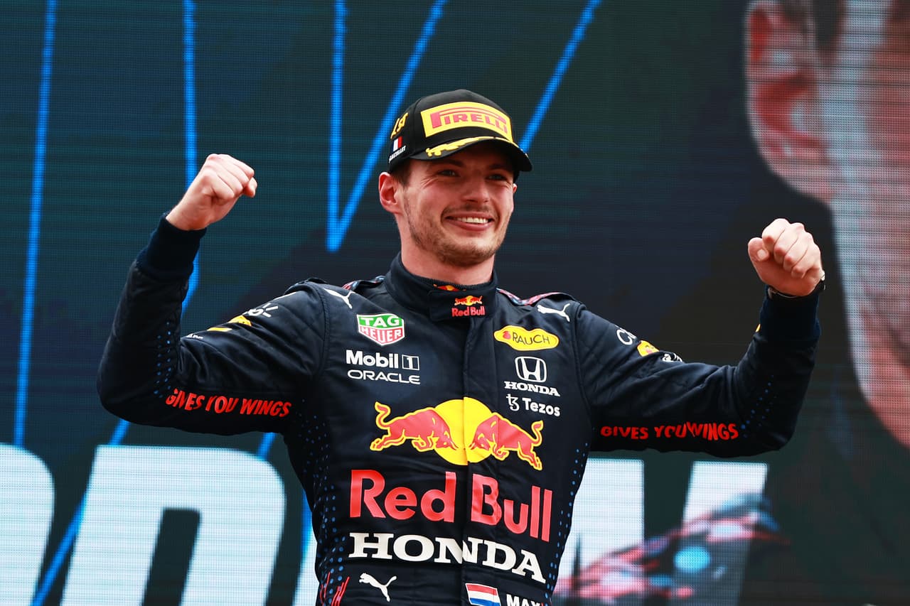 Sergio 'Checo' Pérez logra subir al podio en la Formula 1 junto a su compañero de Red Bull, Max Verstappen, y Lewis Hamilton. El mexicano llegó en tercera posición, mientas que el piloto británico se adjudicó la segunda plaza. El neerlandés fue campeón del Gran Premio de Francia y fue nombrado piloto del día.