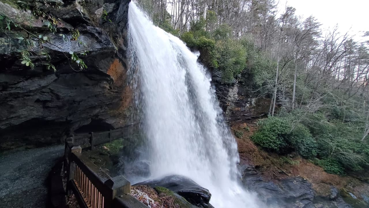 Dry Falls son unas populares cascadas, ubicadas a las afueras de Highlands, que ofrecen el raro placer de caminar con seguridad detrás de la impetuosa caída de agua.