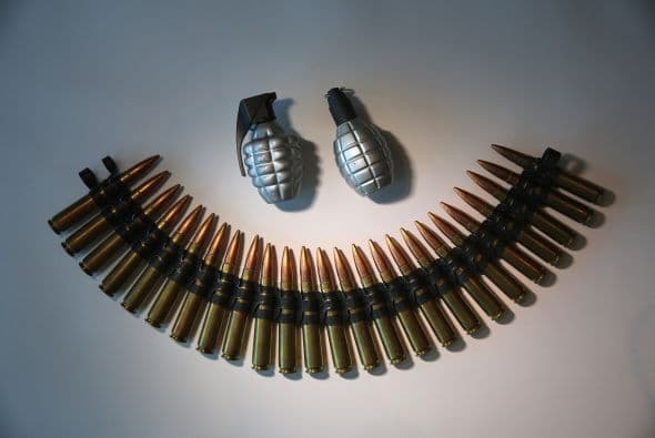 Balas, cualquier calibre están prohibido. Granados, mucho menos y usted puede ser arrestado