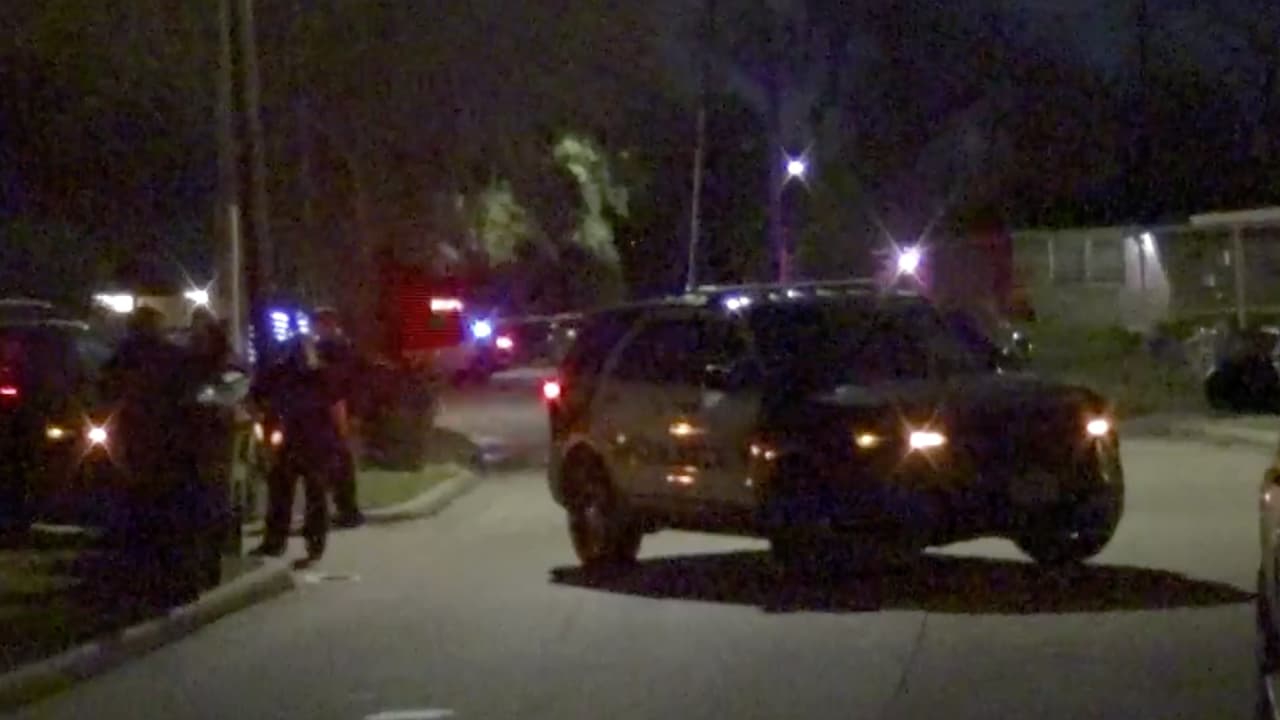 Al llegar la policía halló al sospechoso en el pavimento.