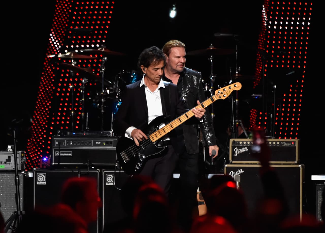 El medley de Maná incluyó 'Labios Compartidos', 'El Muelle de San Blas' y 'Clavado en un Bar'.