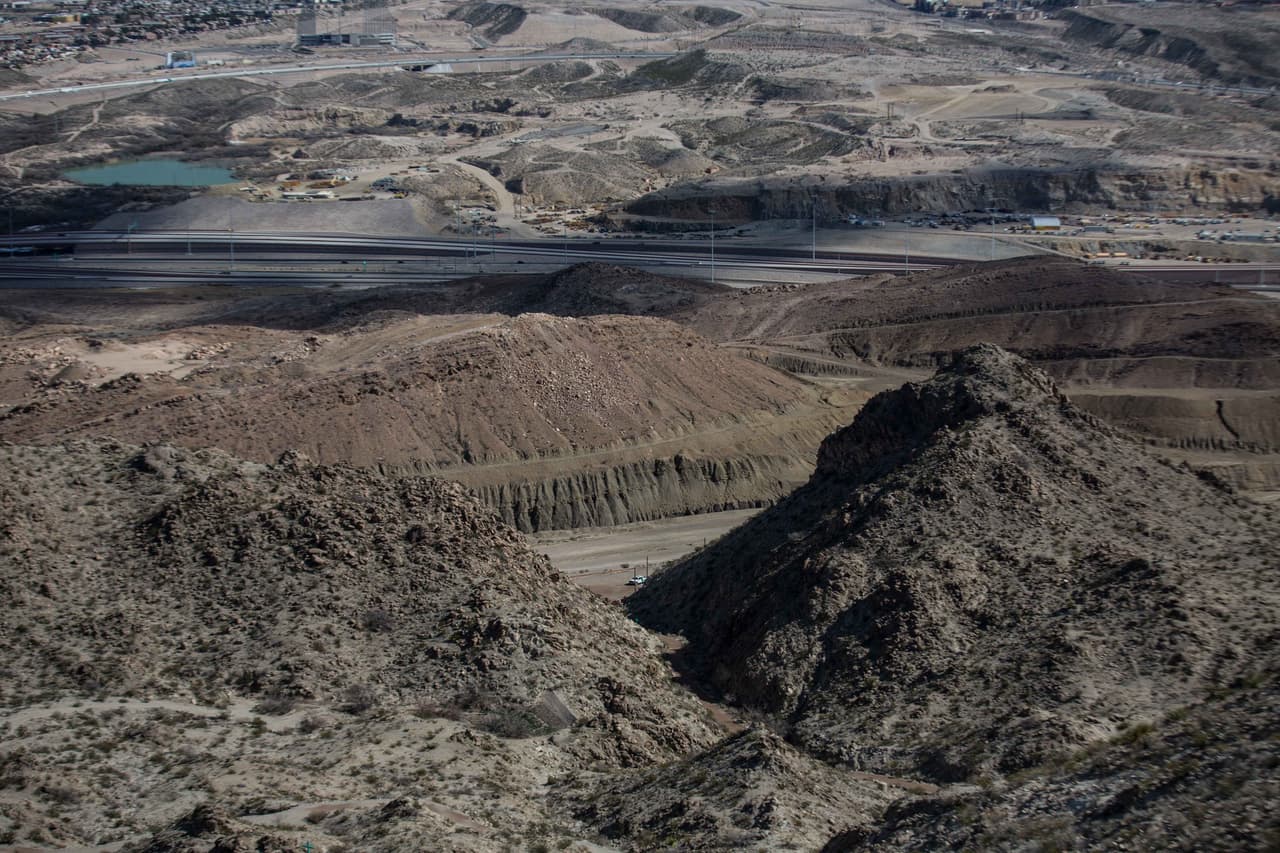 Al no haber muros en la montaña del Cristo Redentor, la zona es vigilada permanentemente por la Patrulla Fronteriza y por sensores de movimiento. No es este el punto por el que ocurre el grueso de los cruces de indocumentados en el sector El Paso.