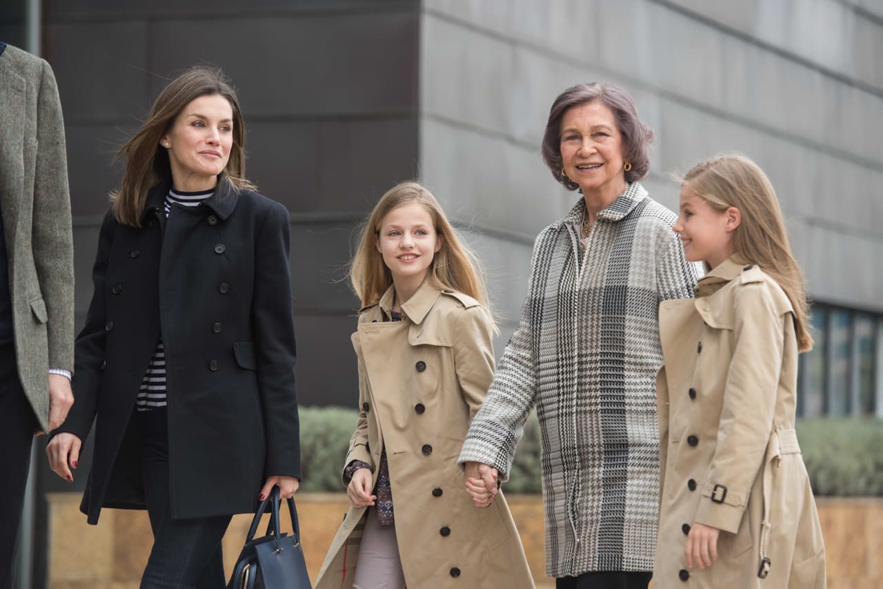 Las niñas iban muy sonrientes y de la mano de la reina Sofía, mientras que su madre mantenía una prudente distancia, por delante, como manda el protocolo y dejando a sus hijas que compartieran ese momento con su abuela.