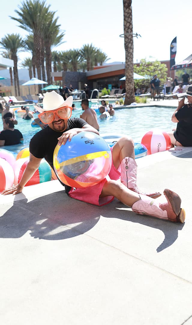 Con esas botas color rosa 
<b>El Feo</b> fue la sensación.