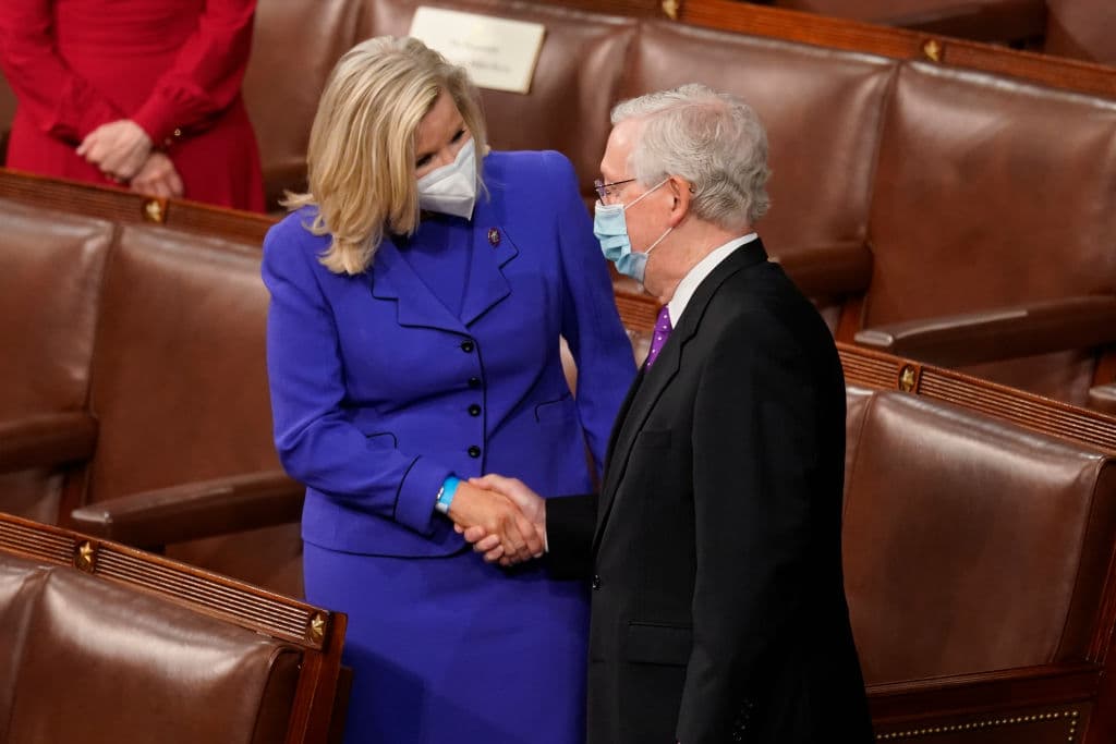 La diputada Liz Cheney saluda al líder de la minoría del Senado, Mitch McConnell, antes de un discurso del presidente Joe Biden en la cámara de representantes el 28 de abril de 2021.
