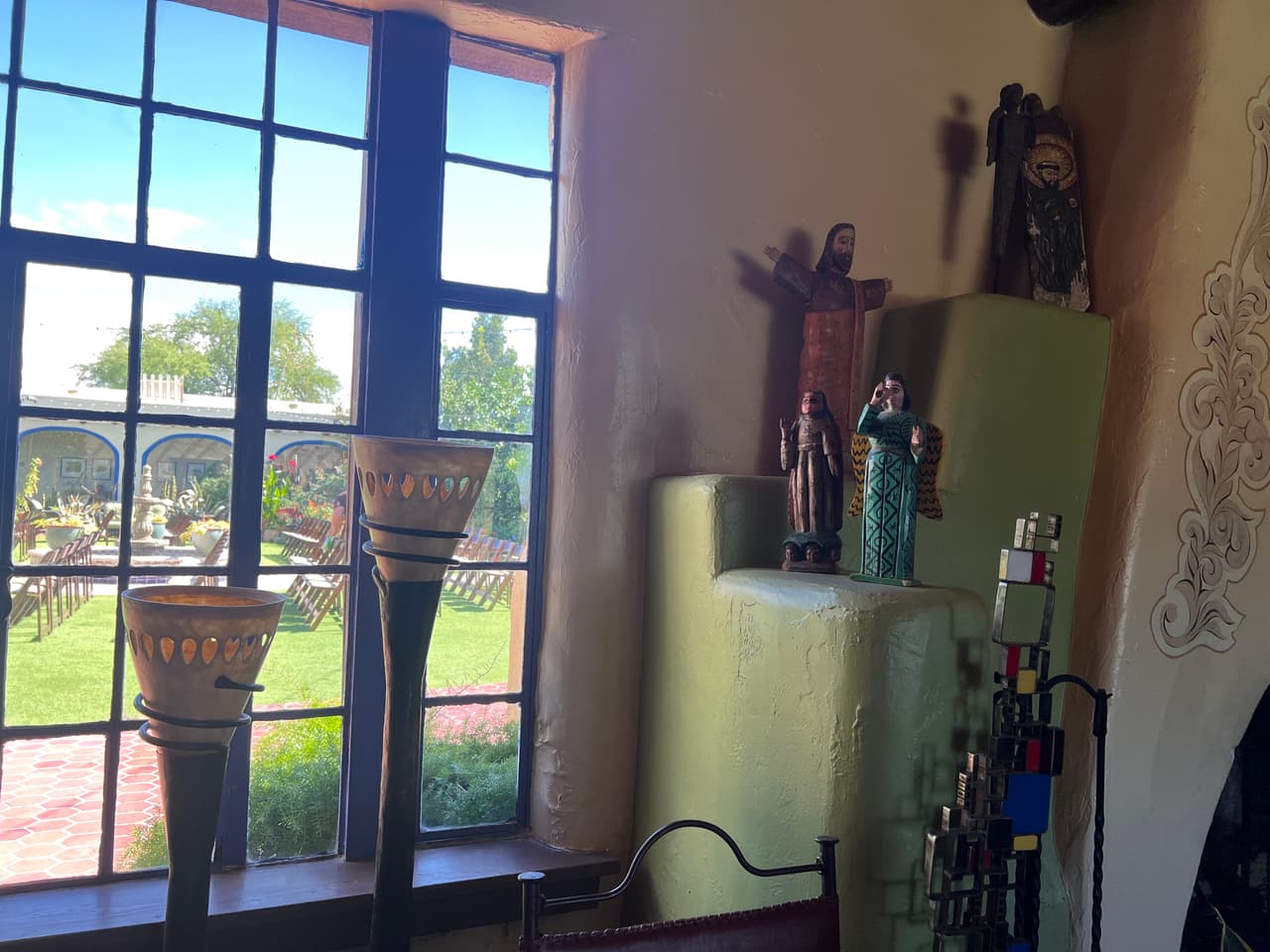 La lista de la prestigiosa escuela contaba con nombres como Vanderbilt, Pillsbury, Maxwell, Westinghouse y Campbell, por nombrar algunos. A fines de la década de 1930, se encargó al renombrado arquitecto Josias Joesler que reconstruyera y rediseñara secciones del rancho, agregando su notable firma a muchos detalles arquitectónicos, señala el sitio web de Hacienda del Sol.