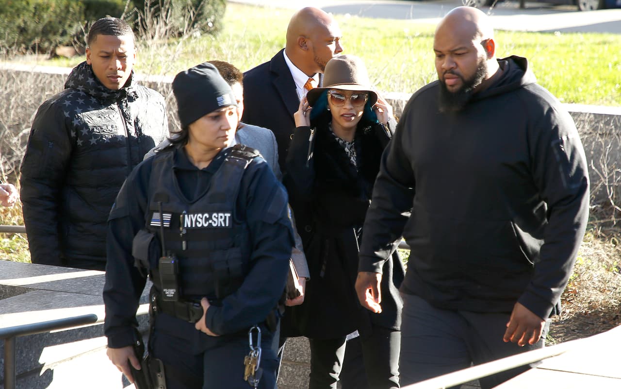 El juez Scott Dunn, de la corte criminal en el neoyorquino condado de Queens, estipuló este viernes 7 de septiembre que Cardi B no puede acercarse a
<b><a href="https://www.univision.com/entretenimiento/cardi-b-se-entrega-a-la-policia-tras-ser-acusada-de-agresion-en-un-bar-de-nueva-york">las hermanas Baddie G y Jade</a></b>, las bailarinas exóticas que acusaron a la cantante de haber ordenado que las agredieran en un club de estriptis, en agosto pasado.