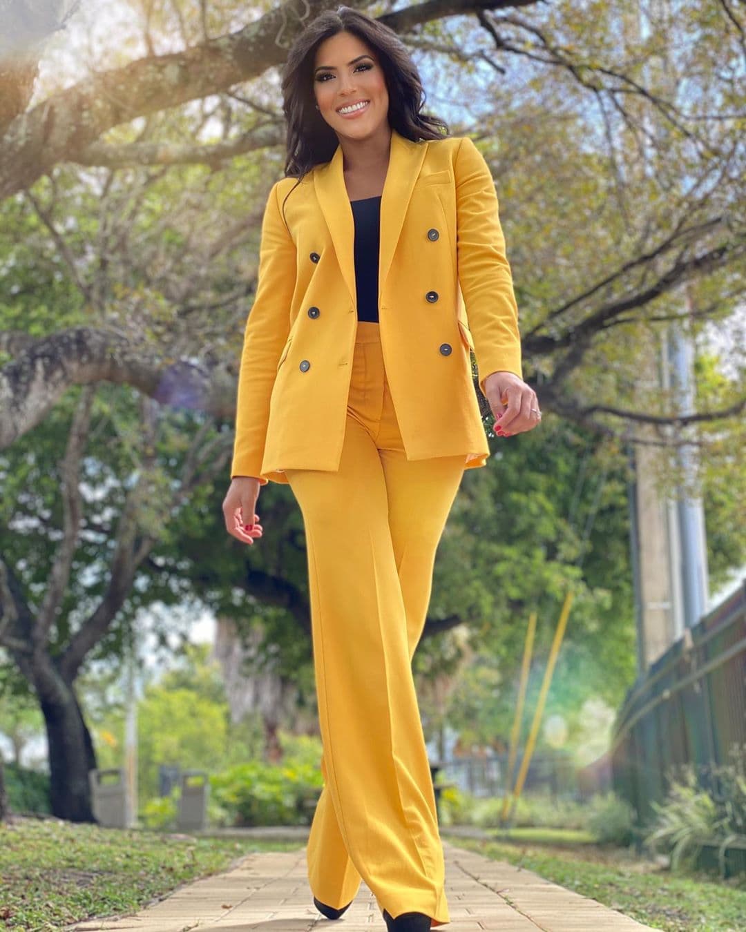Luego Fran salió al aire libre para gozar del clima que ya nos regala más calorcito, follaje en los árboles y coloridas flores.
