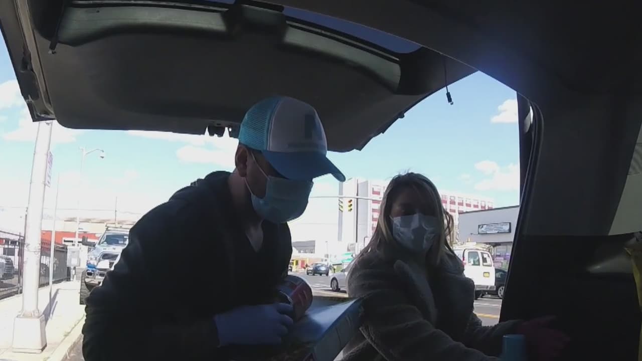 Jóvenes hispanos compran alimentos para pacientes de coronavirus en Long Island