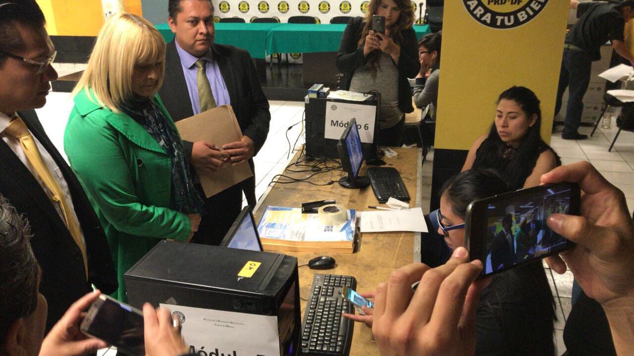 Compartió el momento a través de Twitter: "El día de hoy a las 13 horas inscribí mi precandidatura ciudadana para ser diputada del distrito 14 de Tlalpan", esto dentro de las filas del Partido de la Revolución Demodrática (PRD).