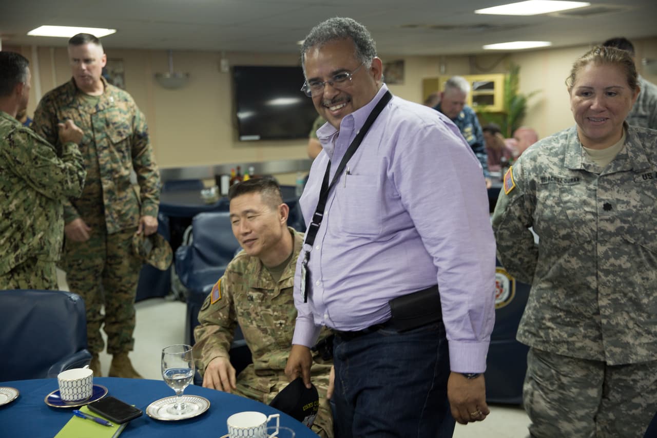 Este miércoles por la tarde, el secretario de Salud, Rafael Rodríguez, se subió por primera vez al barco y puso en contexto a los militares sobre la situación del desastre en Puerto Rico tras el paso de María. "Es como irte a la cama en 2017 y levantarte en 1950, donde no hay comunicaciones, donde no hay nada", les dijo para explicarles la situación. Entre las fortalezas que ve en el buque están su capacidad para producir oxígeno, agua potable y para abastecer a la isla de medicinas, agua y comida.
<b>"Puede ir dejando esa ayuda en los sitios que haya mayor necesidad y a la misma vez sacando pacientes que lo necesiten"</b>, explicó a Univision Noticias.