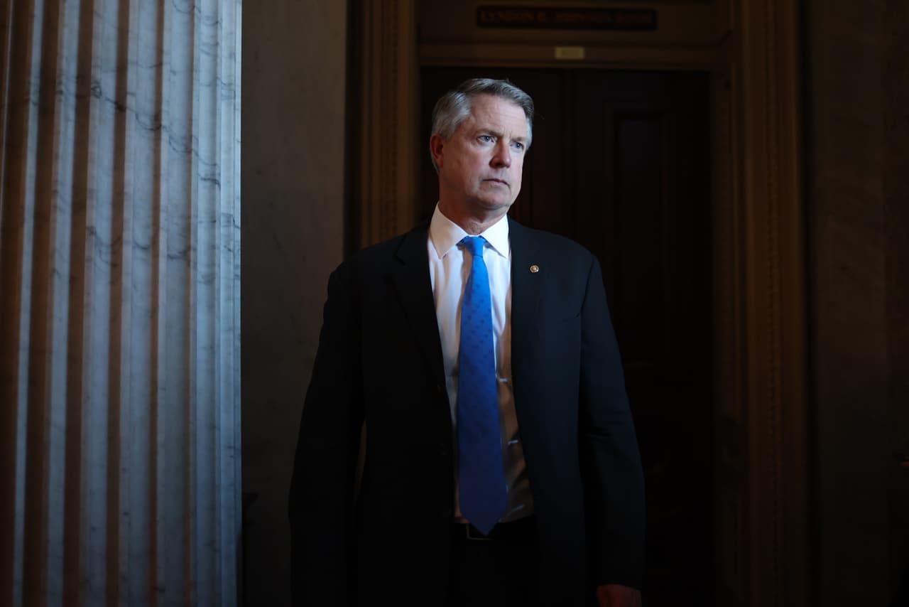 <h3 class="cms-H3-H3">Senador Roger Marshall, de Kansas</h3>
<br>
<br>🗳️ Marshall ganó en las elecciones de 2020 y su periodo actual termina en 2027. 
<br>
<br>🗳️ En un tuit del 2 de enero de 2021, Marshall escribió: “El Colegio Electoral es tan fuerte como los estados a quienes se les encomienda seguir las leyes electorales”.
<br>