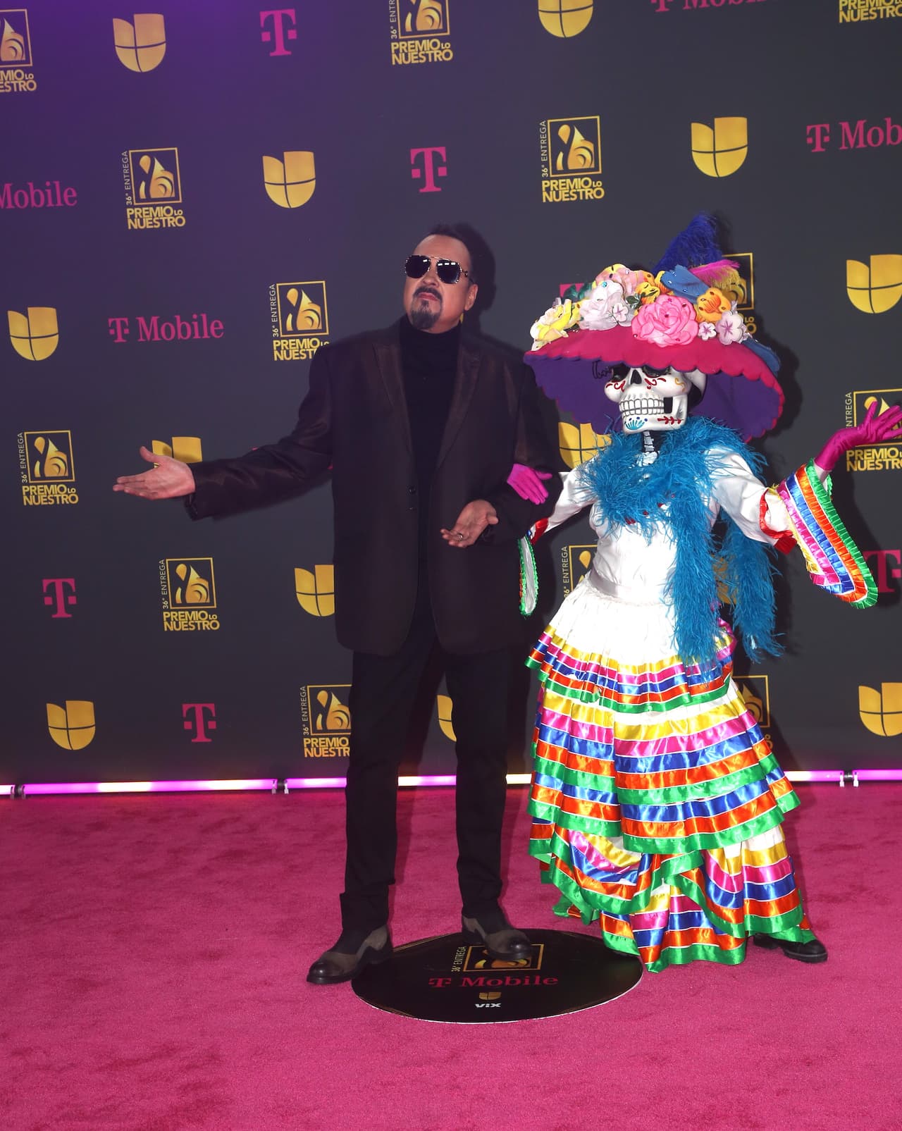 Este año 
<b>Pepe Aguilar</b> no llegó acompañado de su inteparable perro, El Gordo, pero caminó por la alfombra del brazo de una espectacular Catrina.