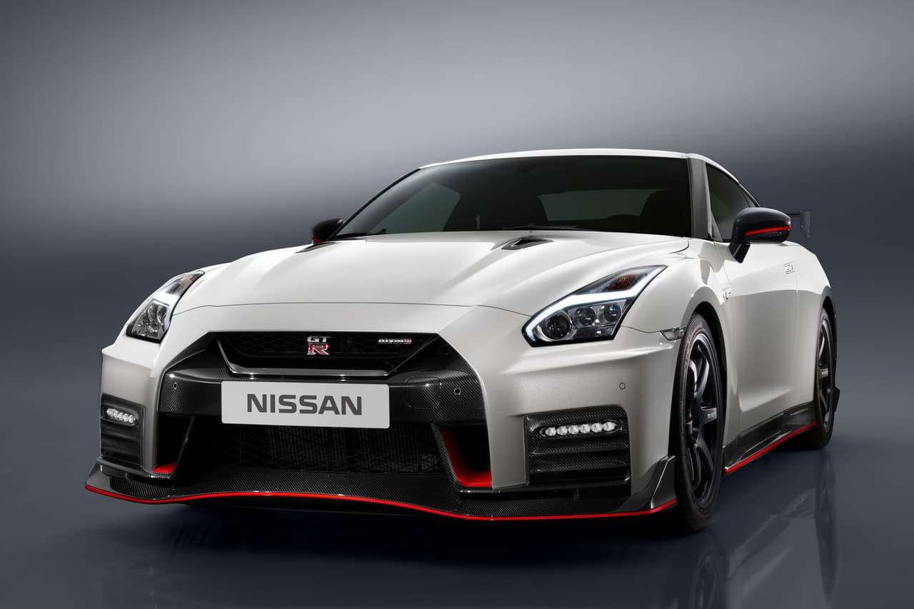 El Nissan GT-R NISMO 2018 cuenta con un motor V6 twin-turbo de 3.8 litros (VR38DETT) es capaz de producir hasta 600 hp y 481 lb-pie de torque. Sus turbocargadores son de mayor diámetro (mismos utilizados en el GT3) aumentando en 35 hp y 14 lb-pie frente a la versión de serie.