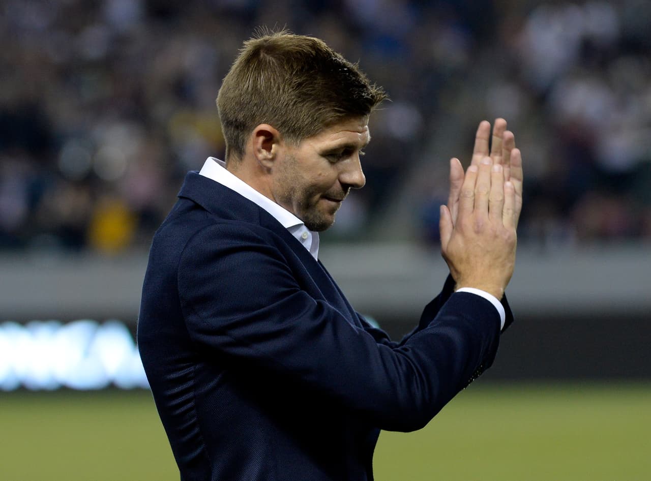 Gerrard  regala cerveza a los aficionados del Galaxy