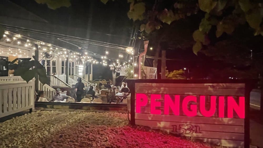 <b>The Penguin Drive-In</b>
<br>Dirección: 1531 East Blvd Charlotte, NC 28203
<br>Teléfono: (984) 206-4919
<br>Sitio web: 
<a href="https://thepenguindrivein.com/">https://thepenguindrivein.com/</a> 
<br>
<b><a href="https://www.yelp.com/map/penguin-drive-in-charlotte-2">Cómo llegar</a></b>
<br>
<br>The Penguin un restaurante estilo diner estadounidense que sirve deliciosas hamburguesas y sándwiches. Se ha convertido en un favorito local e incluso ha aparecido en programas de televisión populares como Diners, Drive-ins and Dives y Man vs Food Nation.