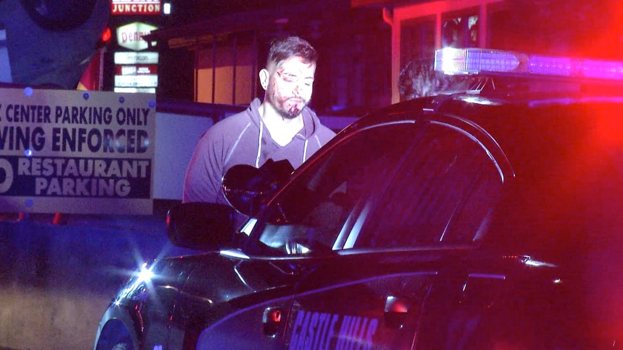 Este hombre sufrió un accidente en automóvil que lo dejó ensangrentado.