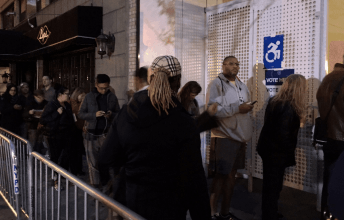 Desde antes que saliera el sol, había largas filas para votar.