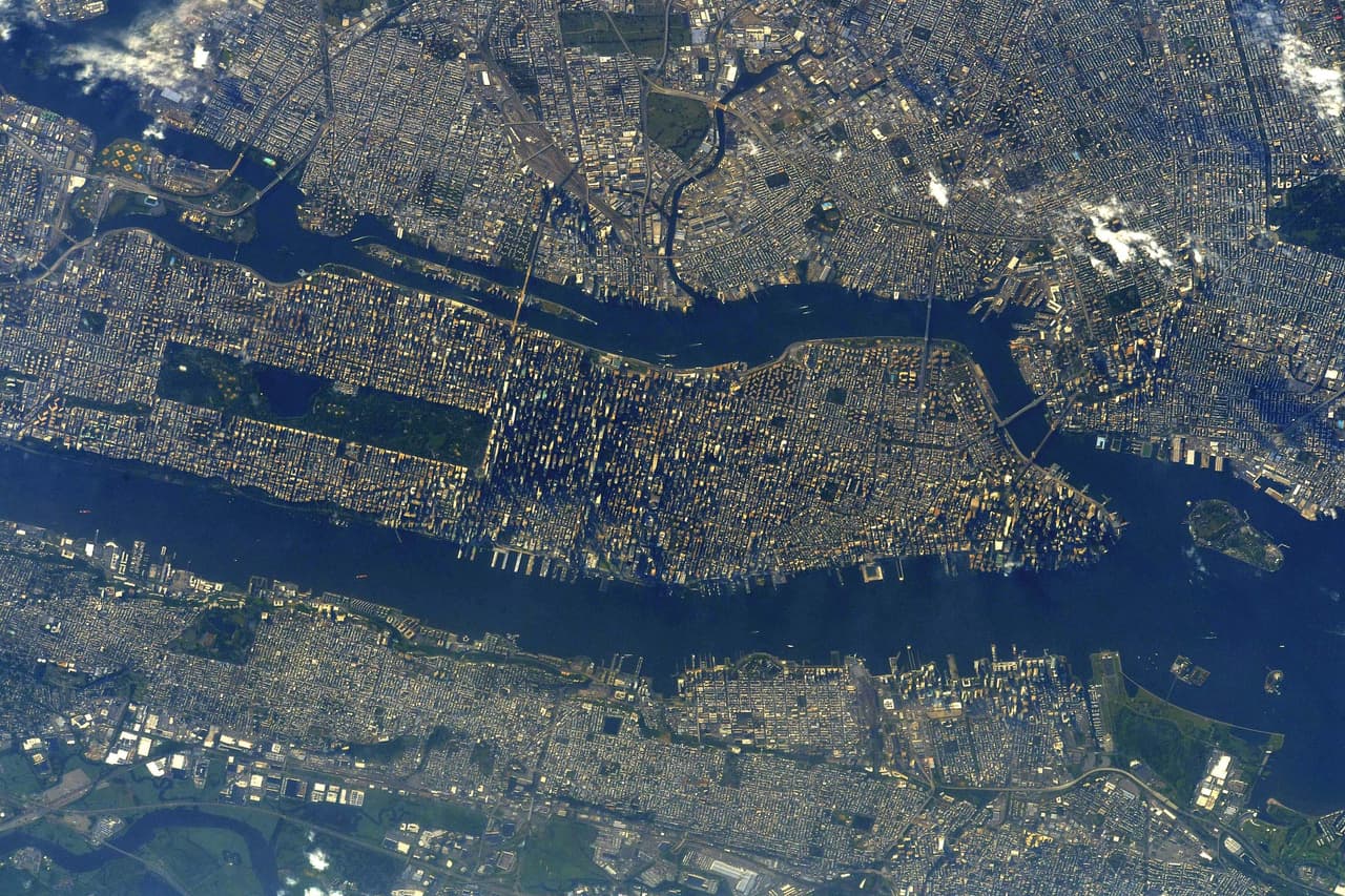 <b>Nueva York despejada</b>
<br>
<br>“Siempre pensé que me gustaría vivir aquí, aunque solo sea por un tiempo”, contó el astronauta sobre esta fotografía. 
<br>
<br>“Cuando estás en la Tierra, sientes que todo es tan vasto, que todo es infinito, te cuesta entender lo limitados que somos. Entonces, das un paso atrás y ves la Tierra en su totalidad y de repente comprendes que vivimos en un oasis en el cosmos”, explicó Pesquet sobre la experiencia desde el espacio. 
<br>