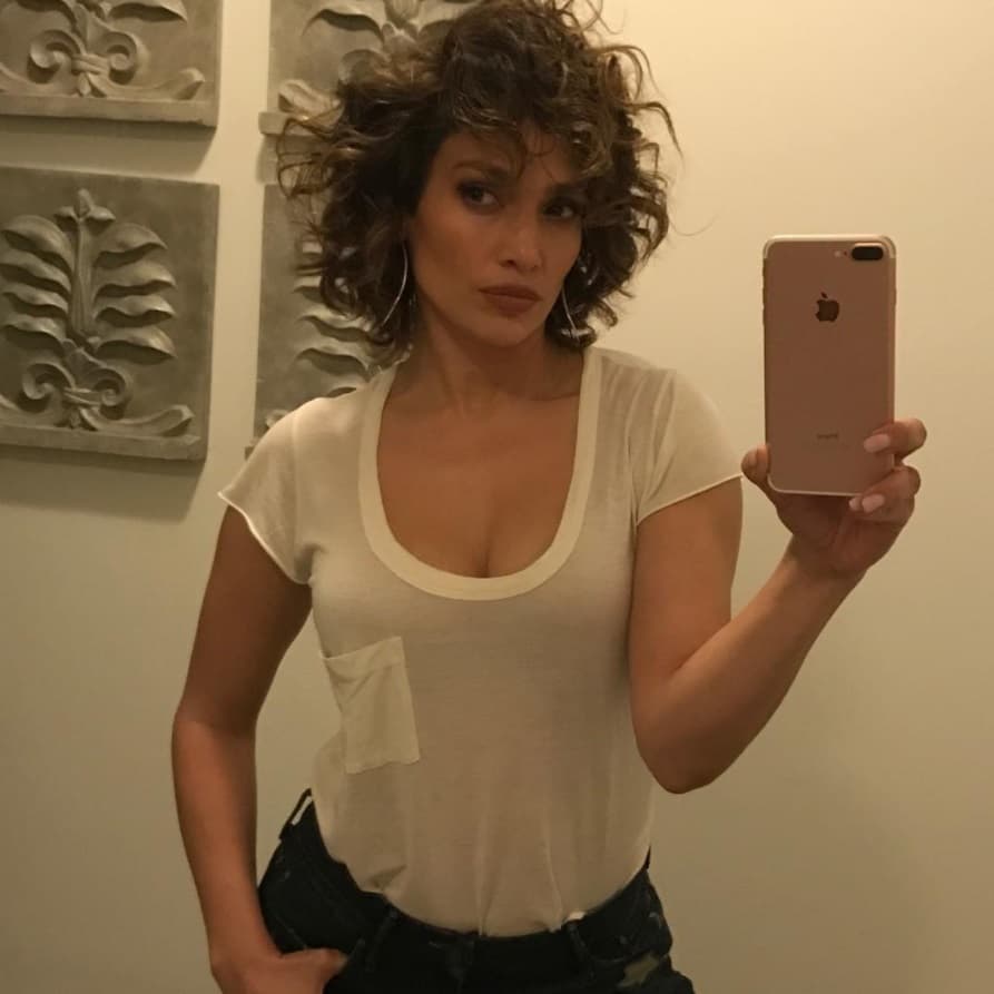 Con una blusa sencilla y relajada la cantante prescinde del brasier.