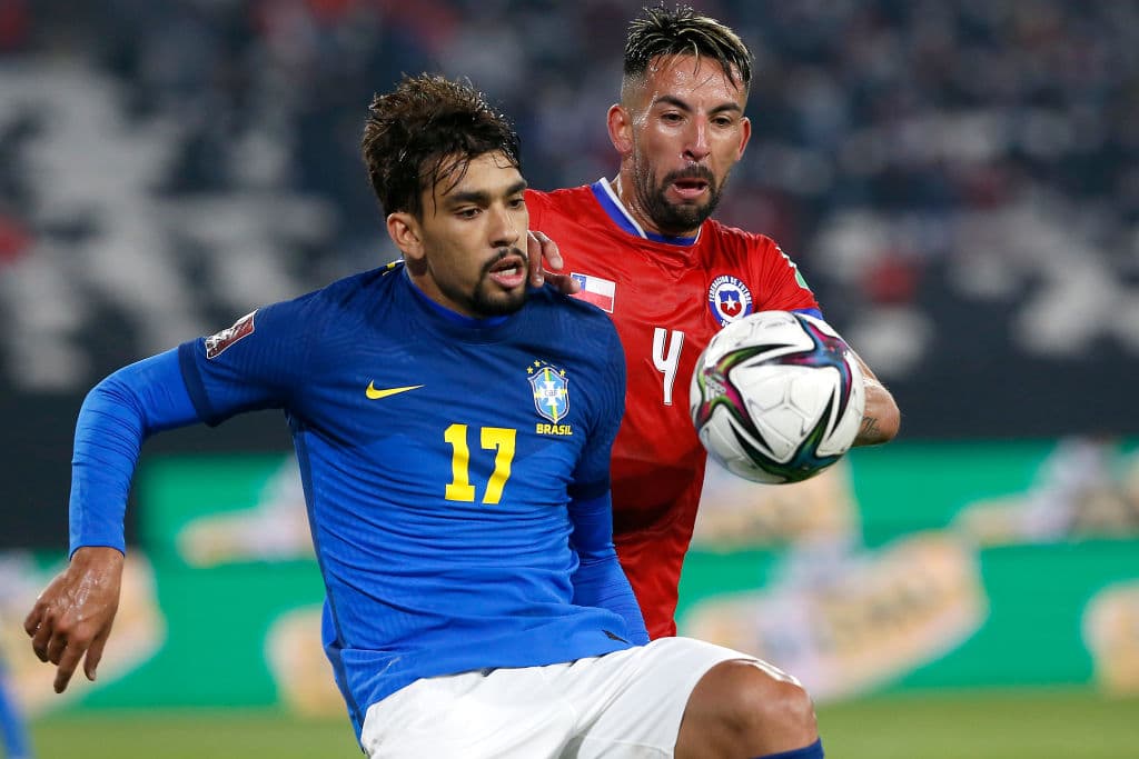 Brasil sufre para conseguir la victoria, pero el gol de Everton Ribeira le dio la victoria a los visitantes 0-1.