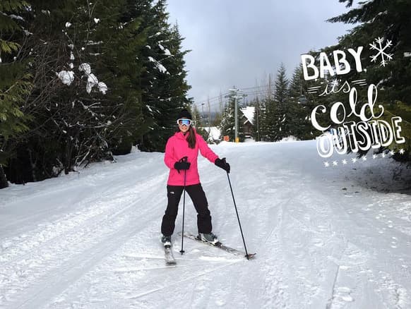 Muy bien equipada, Ana estaba listísima para esquiar.
