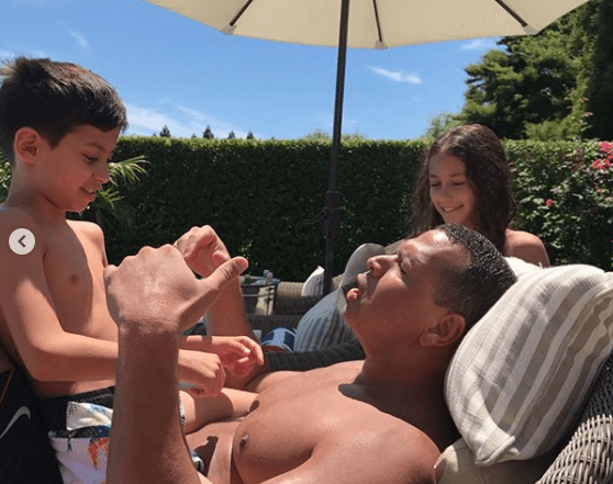 Fotografías como esta fueron compartidas por 'La Diva del Bronx', en las que se observa la excelente relación que Alex Rodriguez mantiene con los hijos de la artista.