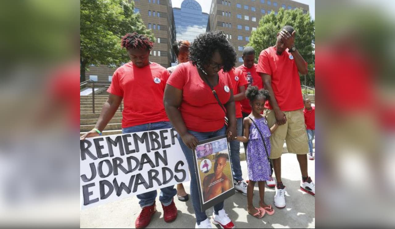 <b>Policía balea a joven afroamericano en Balch Springs</b>. El 29 de abril el oficial Roy Oliver disparó y mató a Jordan Edwards, de 15 años, cuando éste se iba de una fiesta en un auto junto a otros jóvenes. En esta foto, Charmaine Edwards, madre del adolescente, sostiene una foto de su hijo durante una manifestación realizada en mayo a las afueras de la corte en Dallas. En julio, el oficial fue imputado de asesinato.