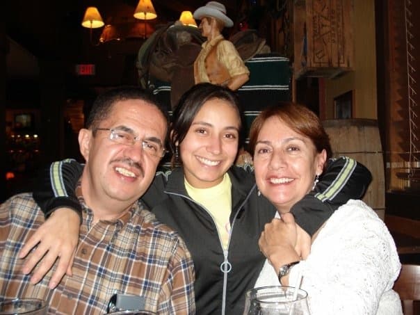 Samara Parra junto a sus padres.