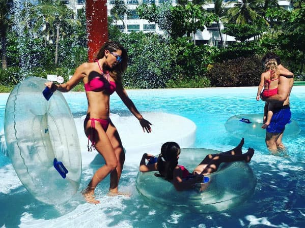 Pero lo mejor es cuando los cuatro pasan tiempo en familia, les encanta refrescarse en la alberca, donde los felices padres lucen cuerpazo.