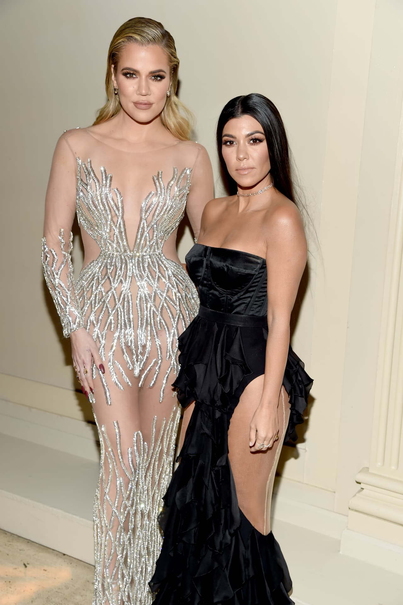 Y así, posaron muy formales y bellas para la prensa.