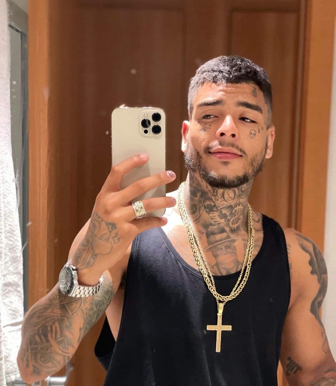 El cantante, de 23 años, 
<b>cayó del balcón a una altura de 49 pies</b>.