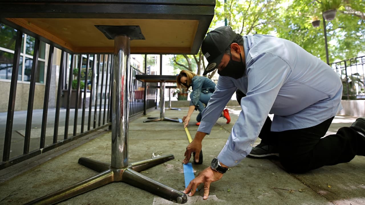 Expertos en salud llaman a tomar medidas de precaución ante la reapertura de negocios y escuelas