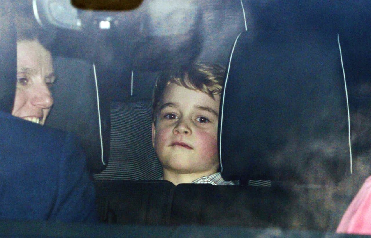 Los pequeños príncipes George y 
<b><a href="https://www.univision.com/entretenimiento/la-princesa-charlotte-es-una-copia-de-la-reina-isabel-y-estas-fotos-lo-demuestran-fotos">Charlotte</a></b>, hijos de William y Kate, también llegaron muy bien portados en el asiento trasero del vehículo en el que se transportaban.