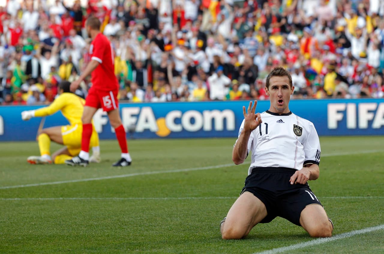 <b>1.- Miroslav Klose (16 goles)</b>
<br>- Nadie como él
<br>- En su último Mundial superó la marca de Ronaldo, quien solo sostuvo el récord por una edición, ocho años en total
<br>- Tras el Mundial de Brasil 2014, el delantero alemán tenía 14 goles, necesitaba dos tantoos para colocarse como el líder y justo consiguió dicha cantidad. Disputó 24 juegos en total y marcó 16 anotaciones.