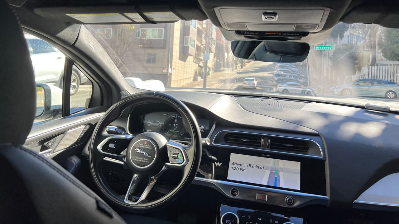 <h3 class="cms-H3-H3">¿Qué es Waymo y cómo funcionan sus autos? </h3>
<br>Waymo nació en 2009 como un proyecto secreto de Google y hoy es 
<b>una de las empresas líderes en vehículos autónomos del mundo.</b> Sus carros funcionan con una combinación de: 
<br>🧠 Inteligencia artificial (para aprender patrones de manejo) 
<br>🎥 Cámaras y radares de 360 grados 
<br>🌐 Mapas HD creados con precisión láser 
<br>🚦 Algoritmos que detectan peatones, ciclistas, semáforos, señales y otros autos 
<br>Además, están conectados a un centro remoto que supervisa todo el recorrido. Si algo sale mal,
<b> hay humanos monitoreando. </b>Waymo ya ofrece más de 250,000 viajes pagados al mes en cinco ciudades de Estados Unidos y ha recorrido más de 20 millones de millas sin conductor, según datos de la empresa. En 2023, la Administración Nacional de Seguridad del Tráfico en las Carreteras (NHTSA) reportó que 
<b>los vehículos autónomos de Waymo no estaban involucrados en accidentes fatales, algo que aún no se puede decir de los conductores humanos.</b>