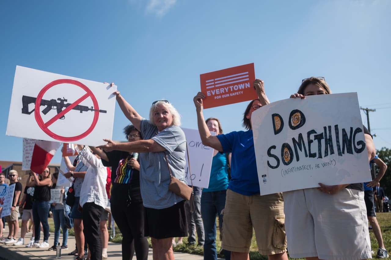 "Haz algo", uno de los mensajes en la protesta de Dayton. Algunos demócratas dicen que el lenguaje antiinmigrante y racial de Trump ha hecho mucho para avivar los sentimientos racistas y nacionalistas blancos, creando un clima político más propicio para la violencia basada en el odio.