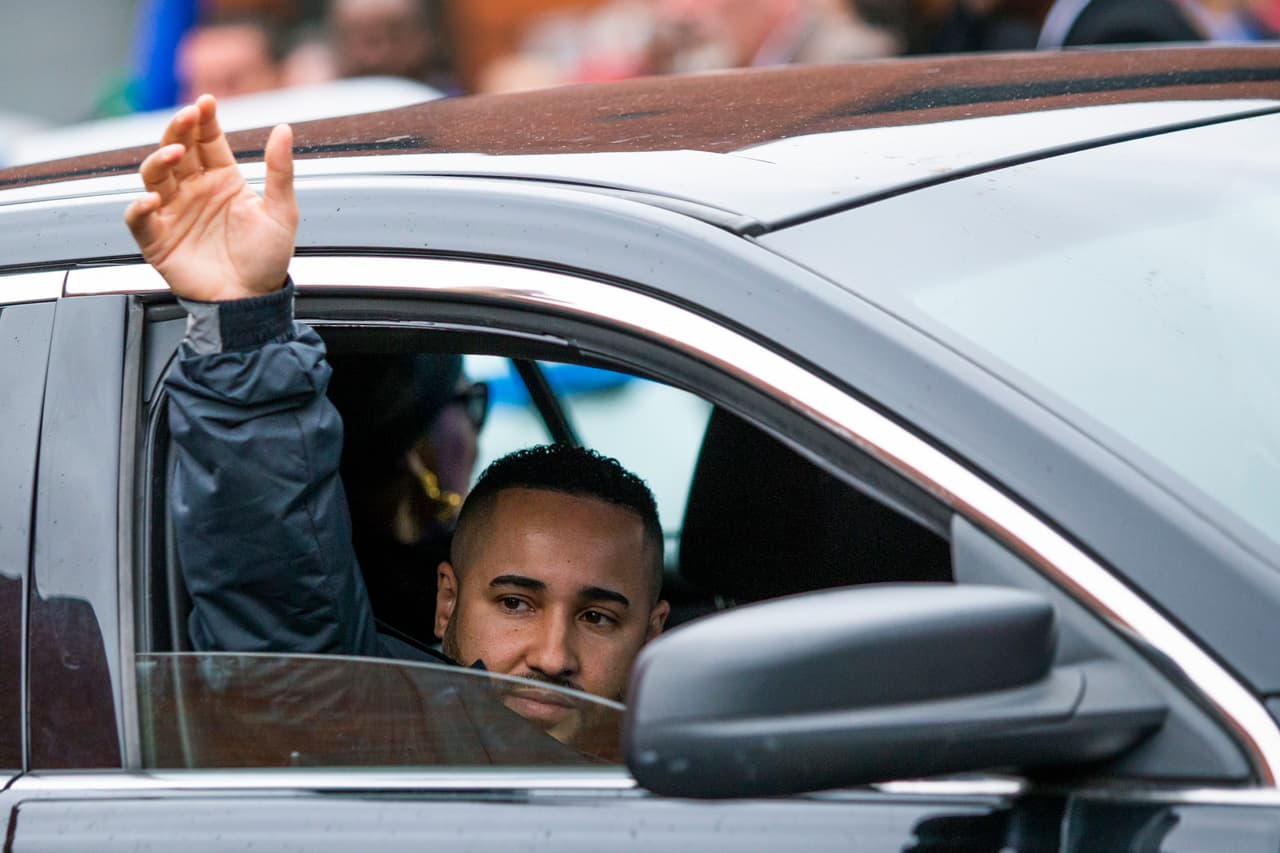 Uno de los dos oficiales que fue baleado este fin de semana en una estación de policías en El Bronx fue dado de alta del hospital el lunes.